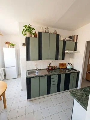 Cuisine; électroménager, carrelage, lumière naturelle