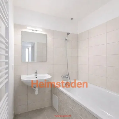 Salle de bain; carrelage, rénové, lumière naturelle
