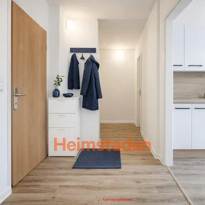Vestiaire; parquet, rénové, lumière naturelle