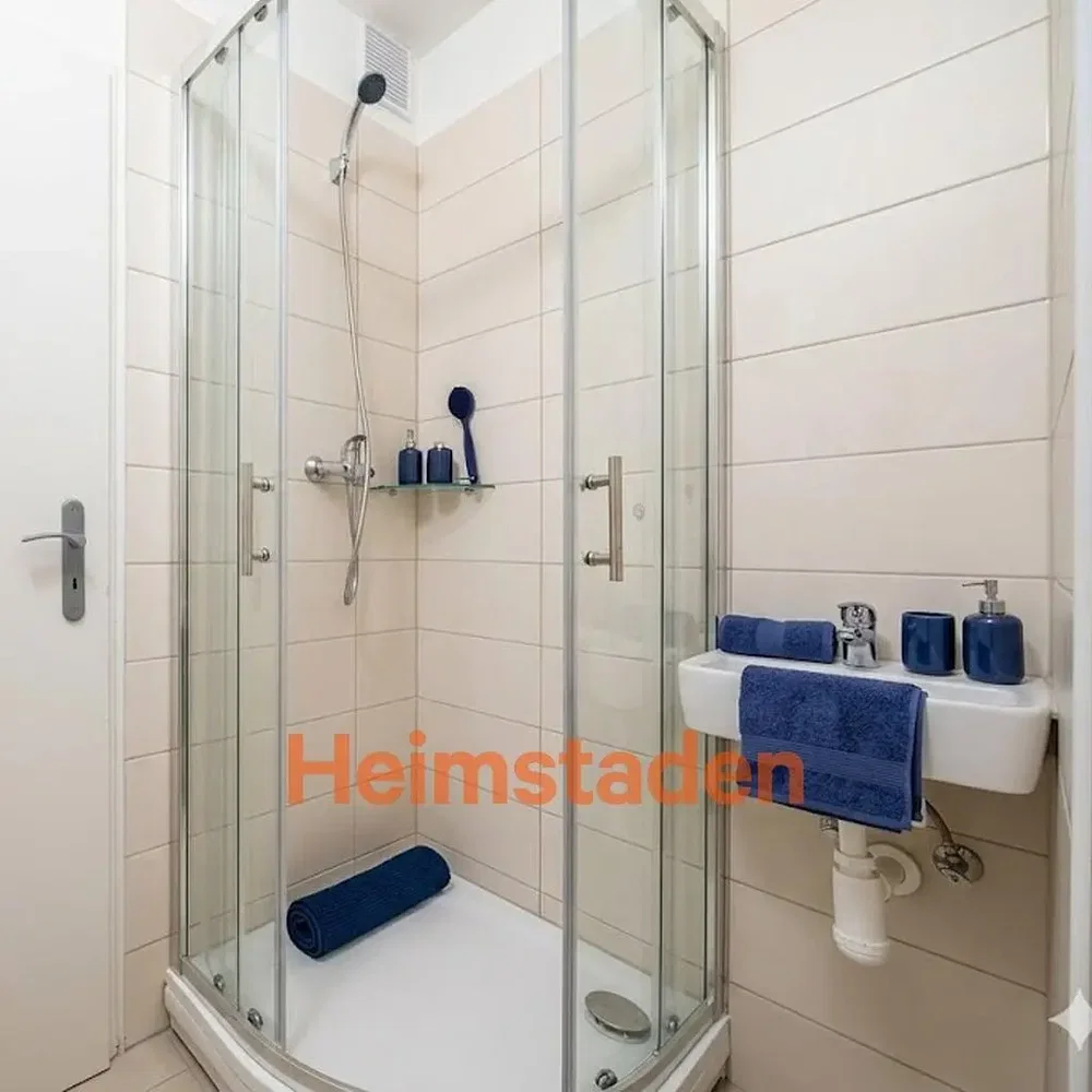 Salle de bain; carrelage, rénové, lumière naturelle