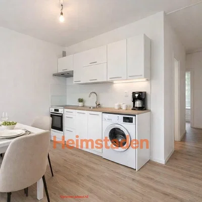 Cucina; elettrodomestici, pavimento in legno, ristrutturato, luce naturale