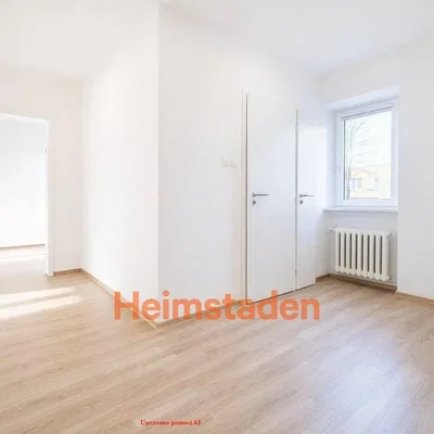 Dormitorio; suelo de madera, luz natural
