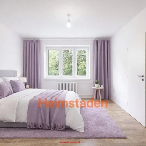 Ložnice; přirozené světlo, dřevěná podlaha