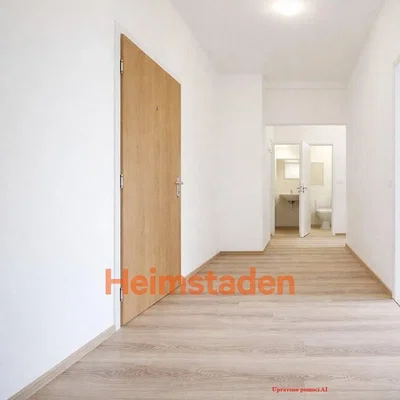 Остало; дрвени под, природно светло