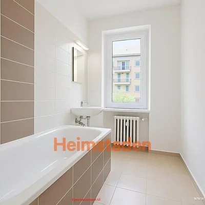 Купатило; плочице, природно светло