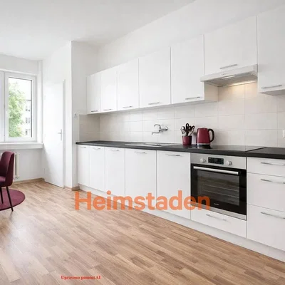 Cuisine; électroménager, parquet, lumière naturelle
