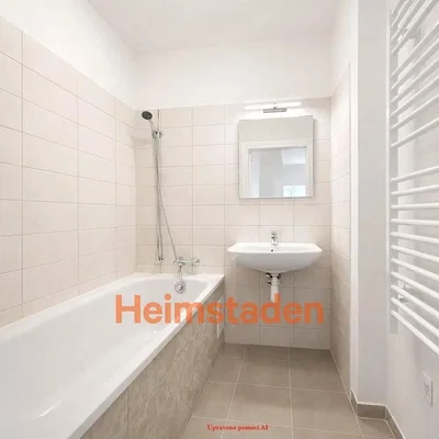 Badkamer; tegelvloer, gerenoveerd, natuurlijk licht