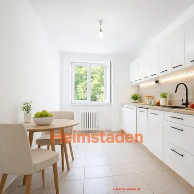 Keuken; keukenapparatuur, tegelvloer, natuurlijk licht, moderne stijl