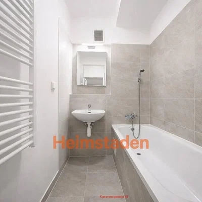 Badkamer; tegelvloer, natuurlijk licht, gerenoveerd
