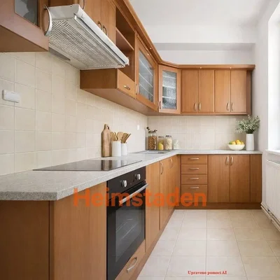 Cucina; elettrodomestici, pavimento in piastrelle, luce naturale