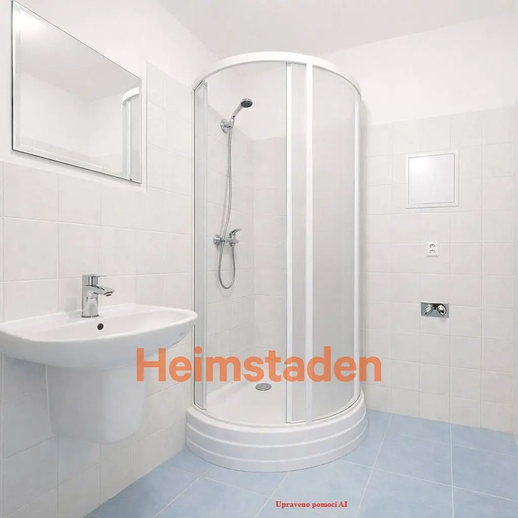 Toilet; tegelvloer, gerenoveerd, natuurlijk licht