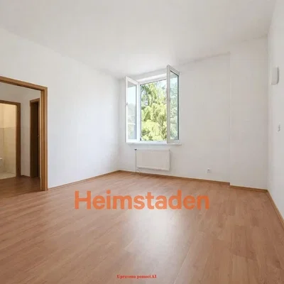 Woonkamer; houten vloer, natuurlijk licht