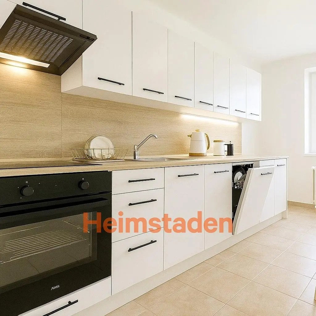 مطبخ; أجهزة المطبخ, أرضية من البلاط, ضوء طبيعي, مجدد