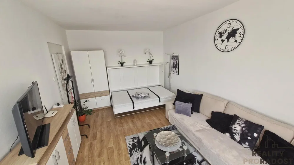 Salón; suelo de madera, luz natural, estilo moderno