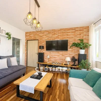 Living room; wood floor, natural light, modern style