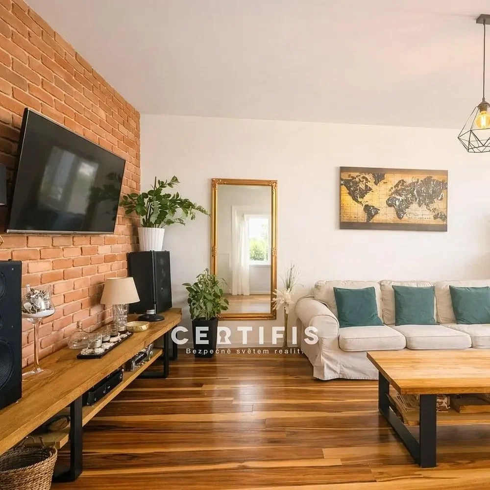 Living room; wood floor, natural light, modern style