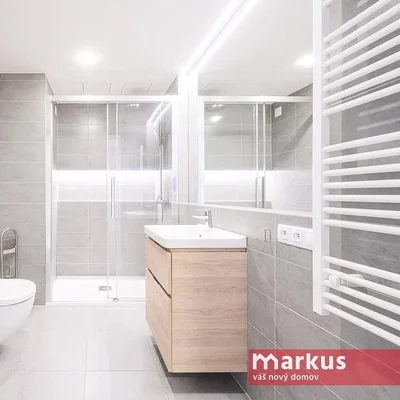 Banyo; fayans zemin, tadilatlı, doğal ışık