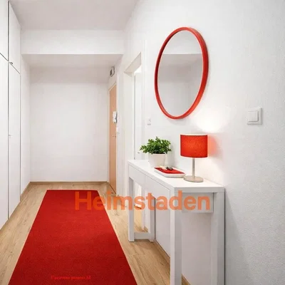 Šatňa; drevená podlaha, prirodzené svetlo, moderný štýl