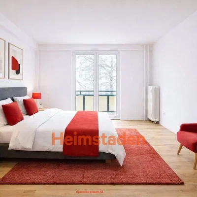 Spálňa; drevená podlaha, prirodzené svetlo, moderný štýl