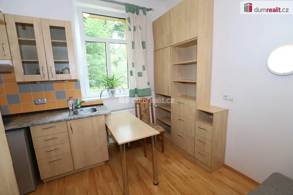 Cuisine; électroménager, parquet, lumière naturelle