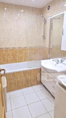 Badezimmer; fliesenboden, renoviert, tageslicht