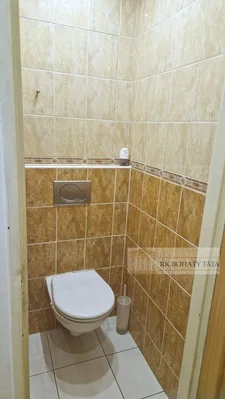 Toilette; fliesenboden, renovierungsbedürftig