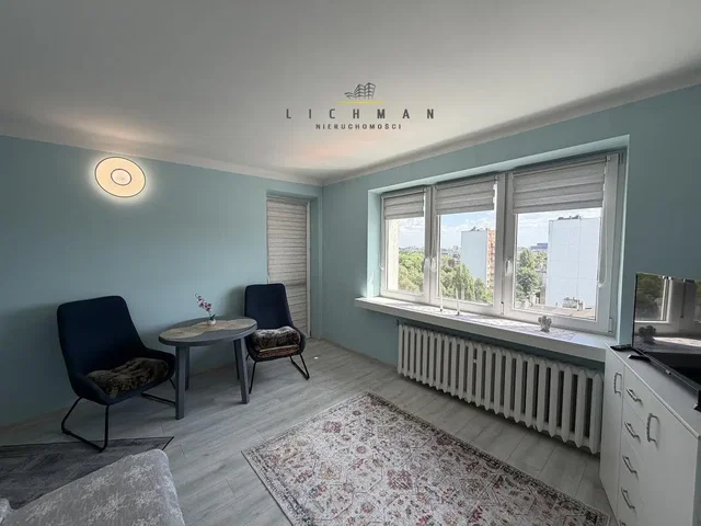 Oturma odası; doğal ışık, ahşap zemin, modern stil