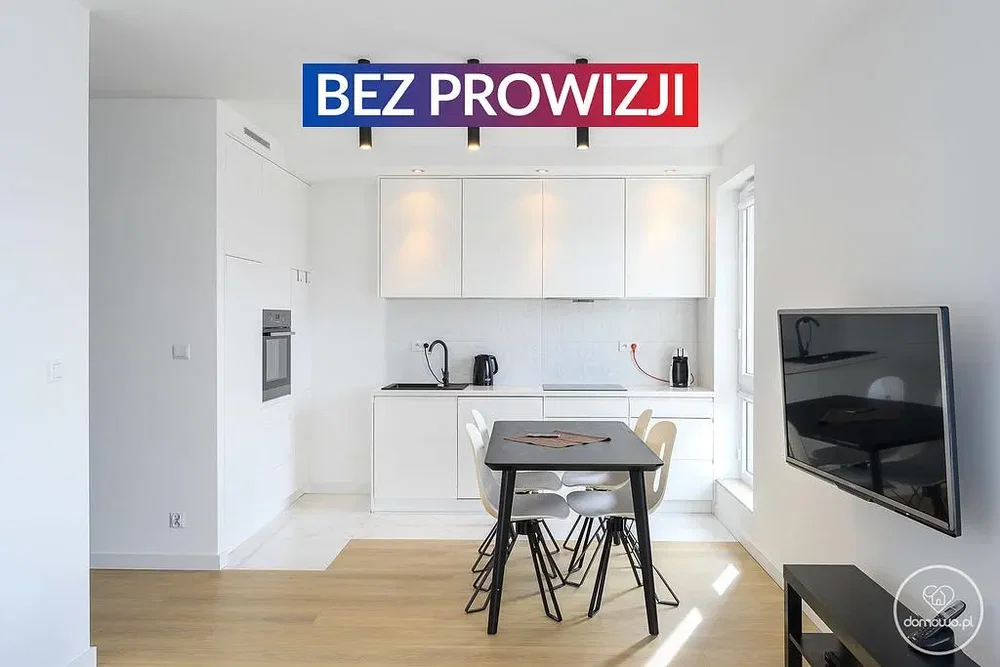Kuhinja; kuhinjski aparati, drveni pod, prirodno svjetlo, moderni stil