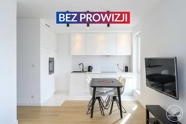 Kuhinja; kuhinjski aparati, drveni pod, prirodno svjetlo, moderni stil