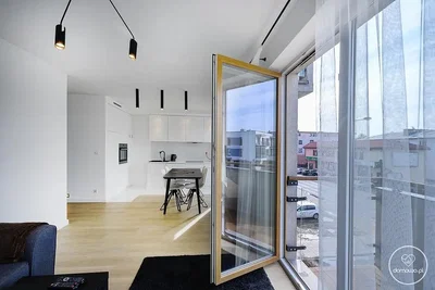 Dnevna soba; prirodno svjetlo, drveni pod, moderni stil