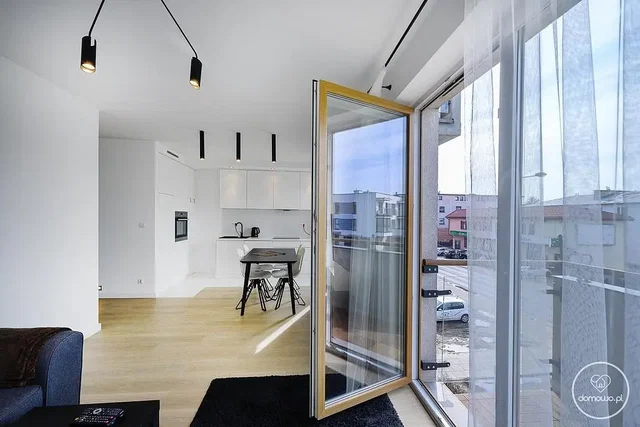 Dnevna soba; prirodno svjetlo, drveni pod, moderni stil
