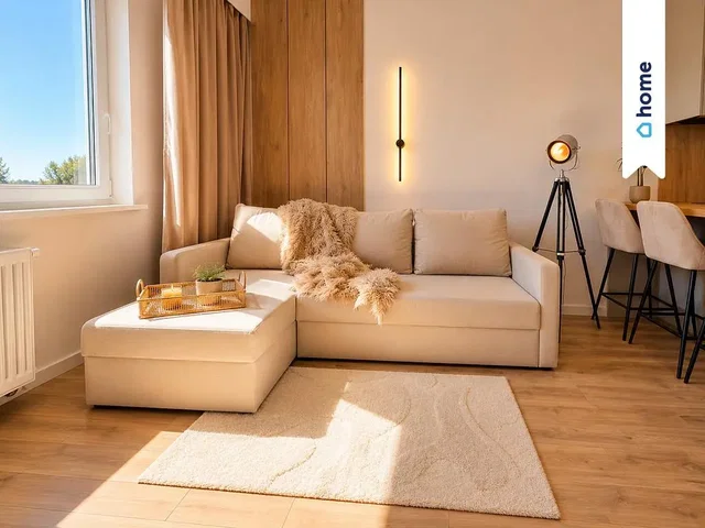Oturma odası; ahşap zemin, doğal ışık, modern stil
