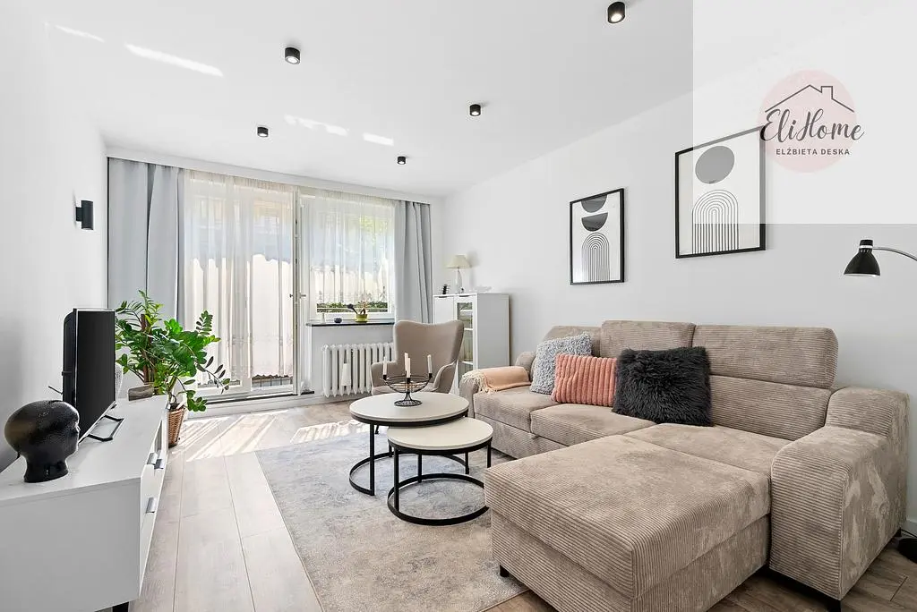 Wohnzimmer; tageslicht, moderner stil, holzboden