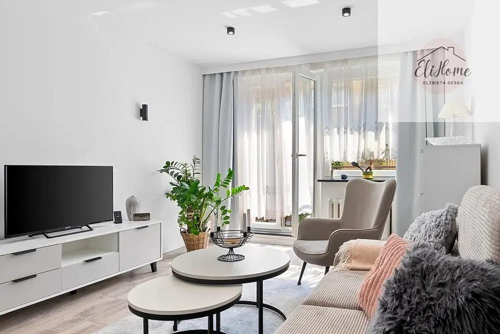 Wohnzimmer; tageslicht, moderner stil, holzboden