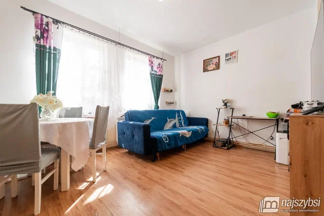 Salon; podłoga drewniana, światło dzienne