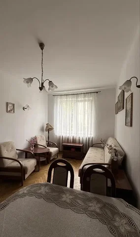 Σαλόνι; φυσικό φως, ξύλινο πάτωμα
