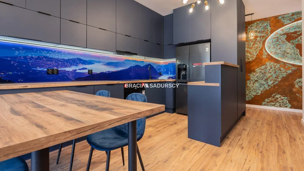 Cucina; elettrodomestici, pavimento in legno, ristrutturato, luce naturale