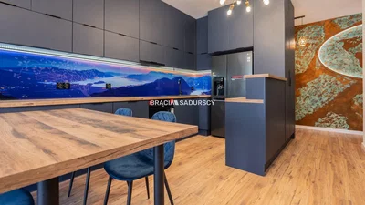 Cucina; elettrodomestici, pavimento in legno, ristrutturato, luce naturale