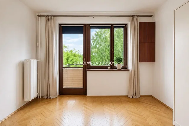 Sala de estar; chão de madeira, luz natural, renovado