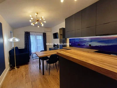 Soggiorno; pavimento in legno, stile moderno, luce naturale, elettrodomestici
