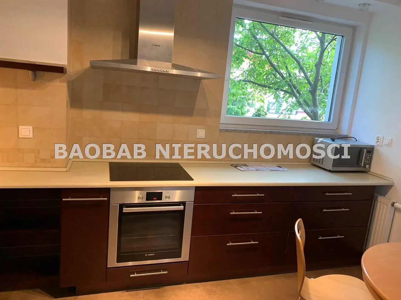 Kuhinja; kuhinjski aparati, pogled, prirodno svjetlo