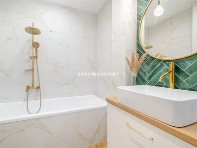 Badezimmer; fliesenboden, holzbalken, renoviert, tageslicht, moderner stil