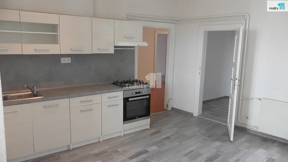 Кухиња; кухињски апарати, плочице, природно светло