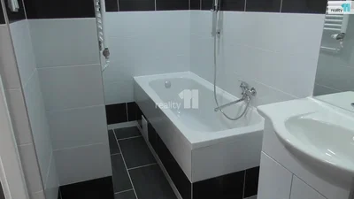 Купатило; плочице, реновиран, природно светло