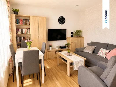 Salon; parquet, lumière naturelle, style moderne