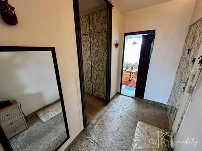 Garderobe; renovierungsbedürftig, tageslicht