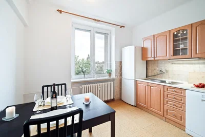 Keuken; keukenapparatuur, natuurlijk licht, tegelvloer