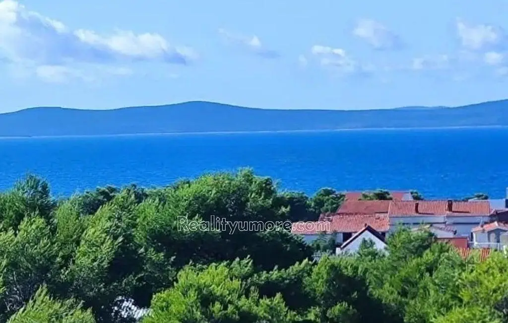 Maison et environs; vue, lumière naturelle