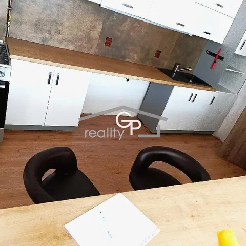 Cuisine; parquet, carrelage, rénové, lumière naturelle, électroménager