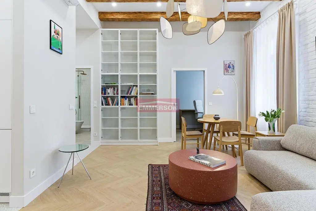 Wohnzimmer; tageslicht, holzbalken, moderner stil